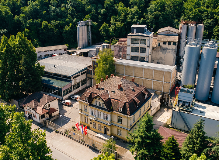 Pogled iz vazduha na kompleks Valjevske pivare okružen šumom